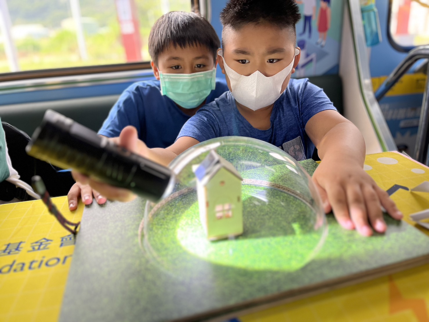 28圈參與基礎科學主題車廂，以STEAM教學精神，設計「逐日科學家」、「太陽能工程師」以及「淨零建築師」三大能源科普課程和實驗